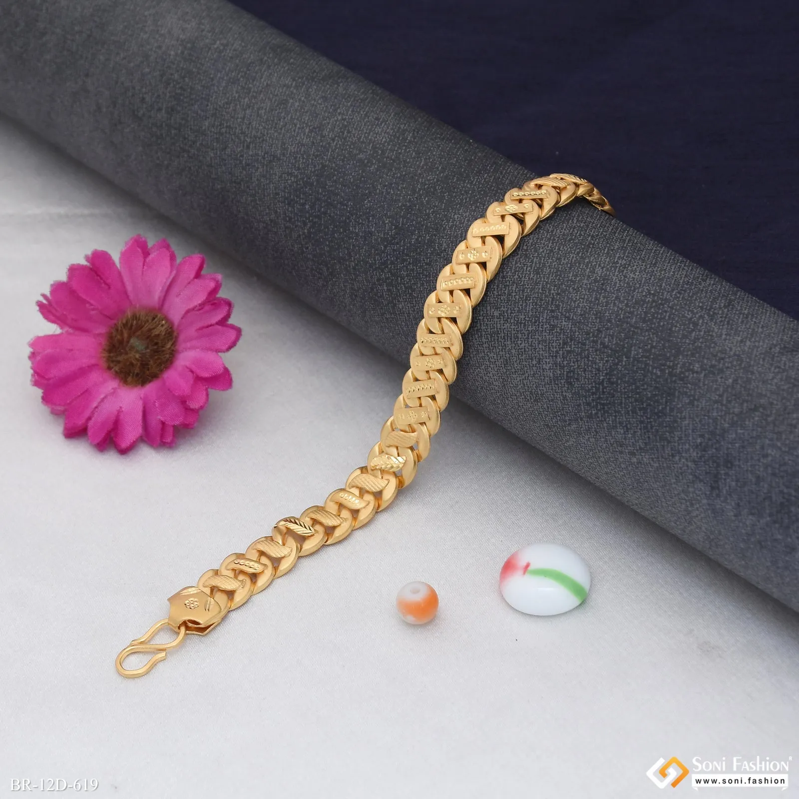 Delicate Design Gold Plated Pokal Bracelet for Men - Style D619