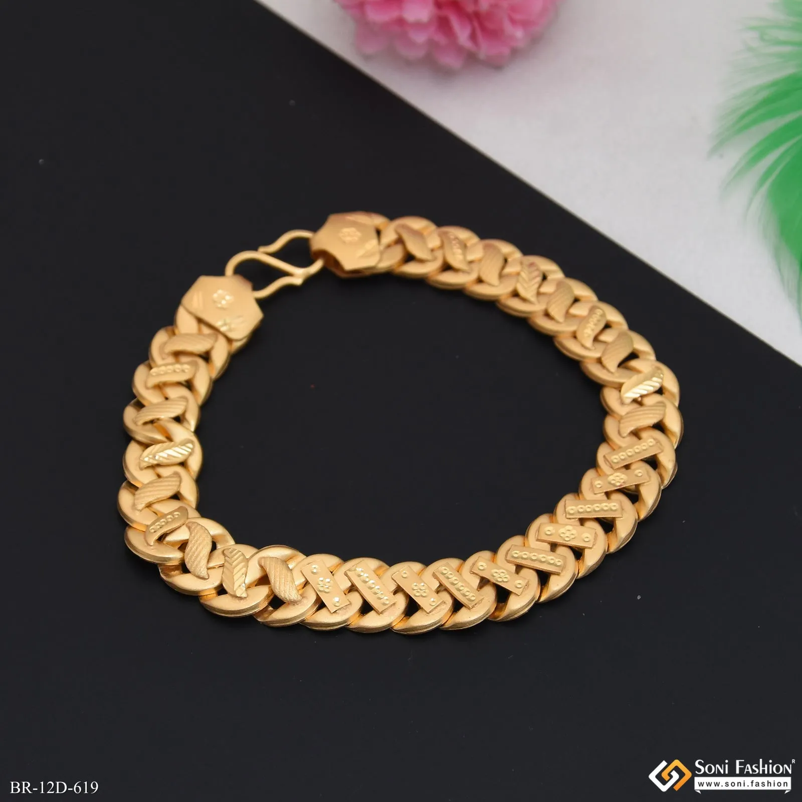 Delicate Design Gold Plated Pokal Bracelet for Men - Style D619