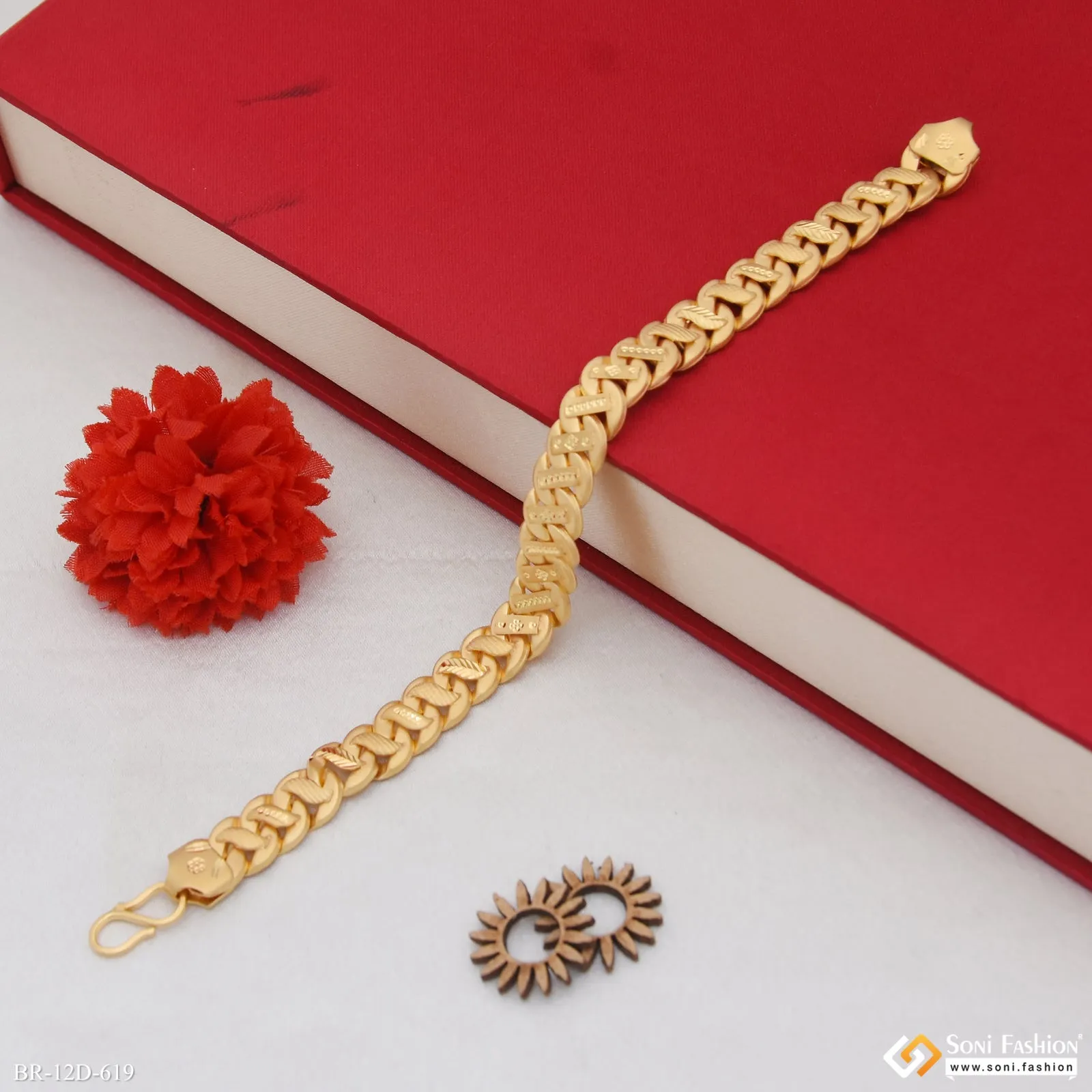 Delicate Design Gold Plated Pokal Bracelet for Men - Style D619