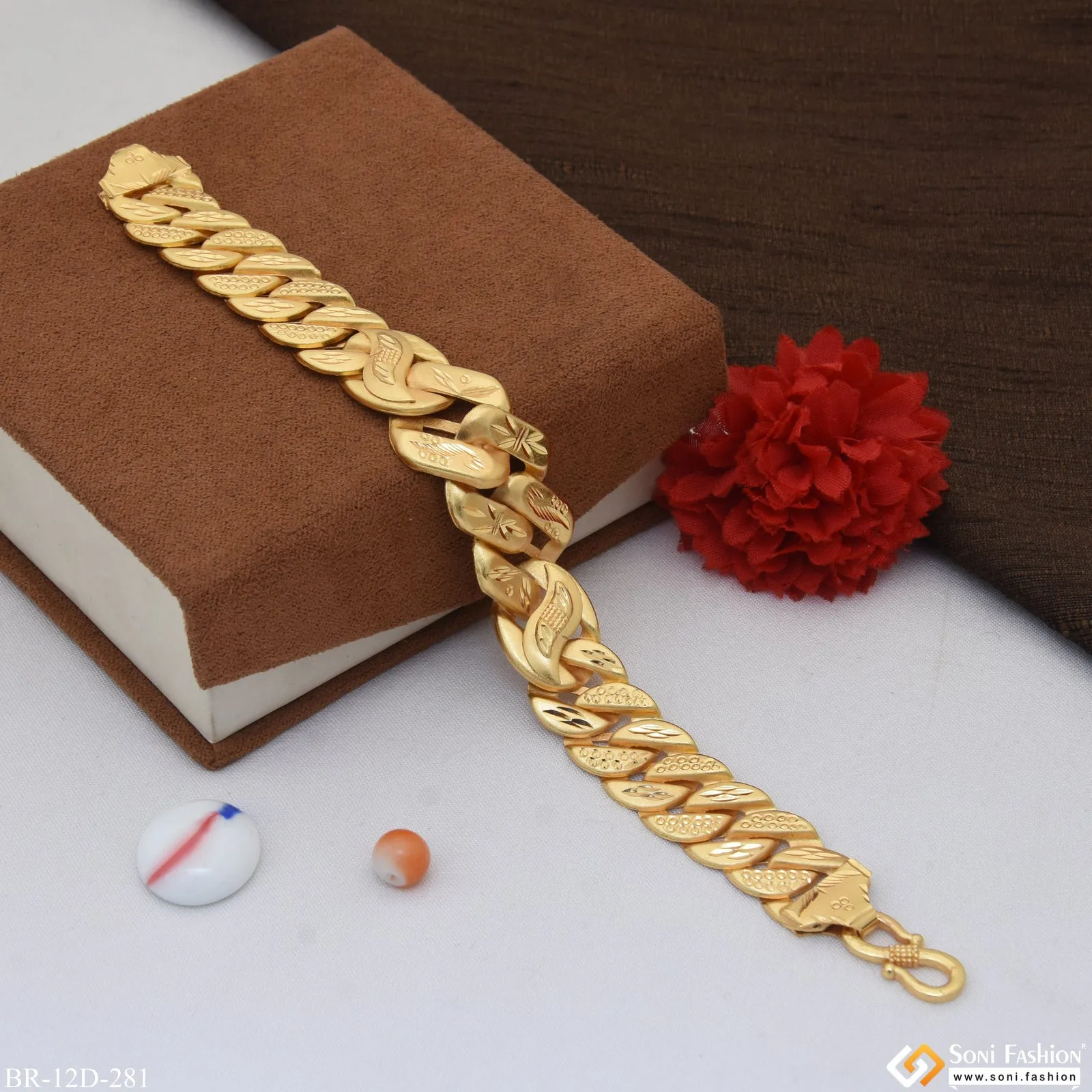 Lovely Design High-Quality Gold Plated Pokal Bracelet for Men - Style D281