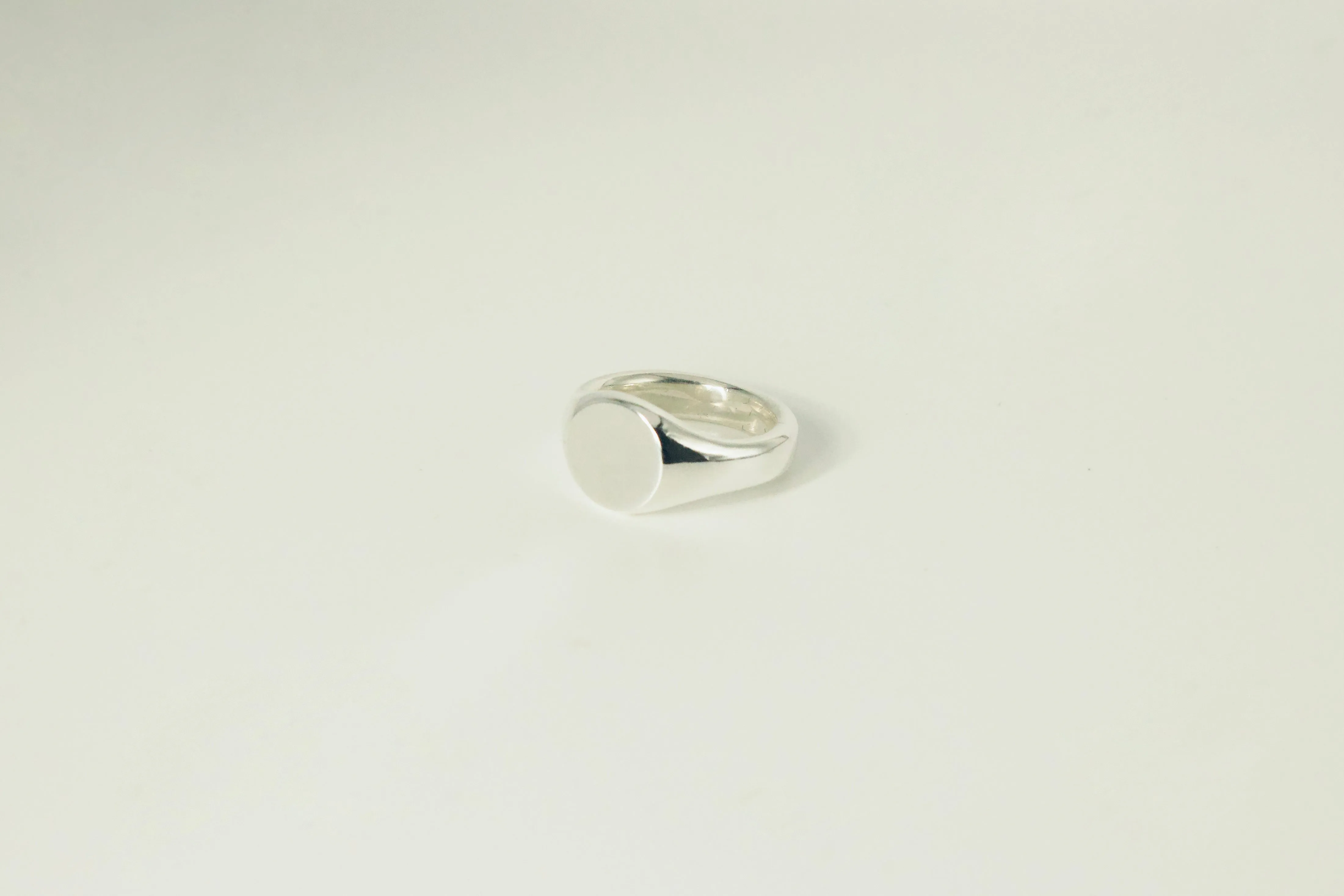 ROUND SIGNET RING