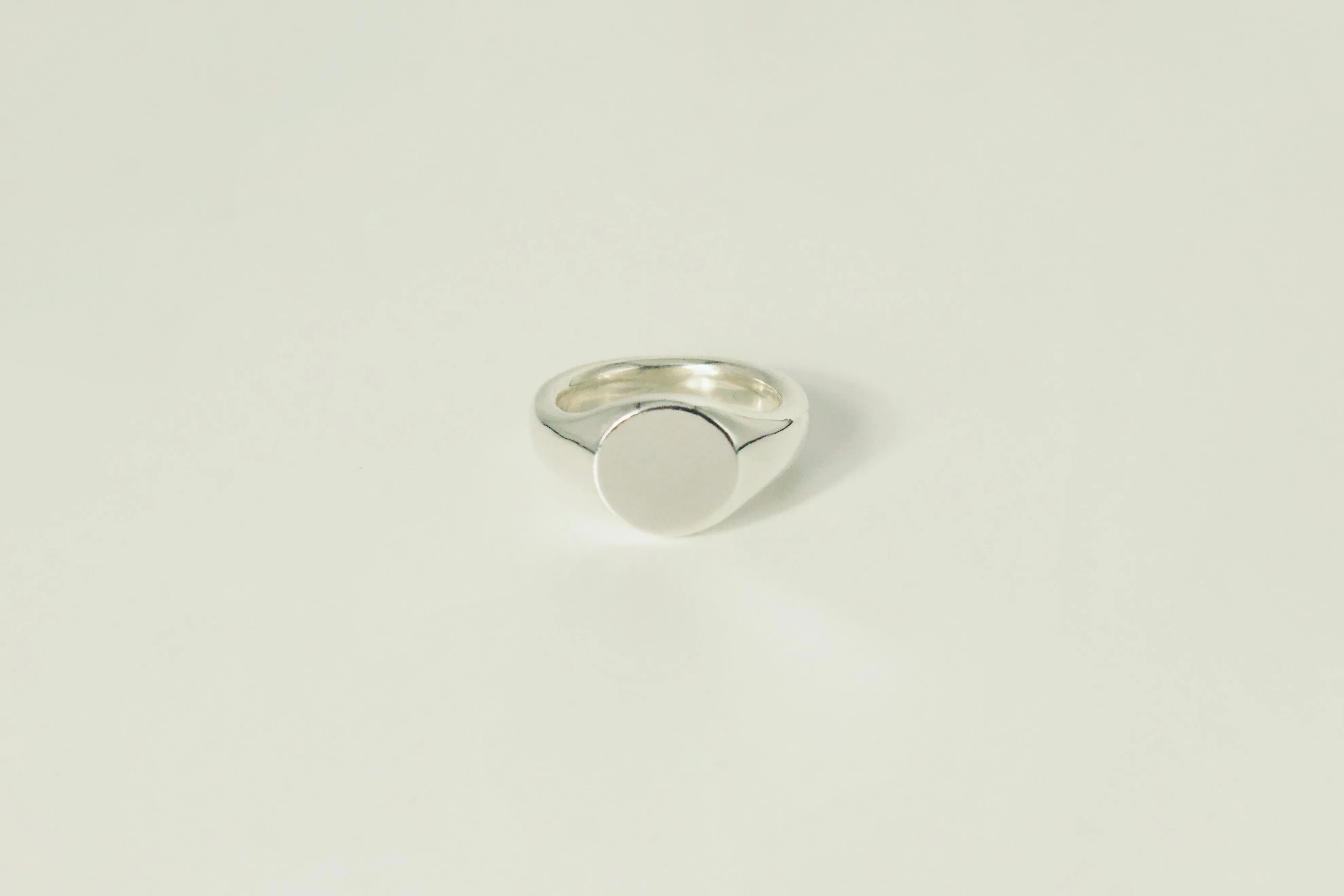 ROUND SIGNET RING